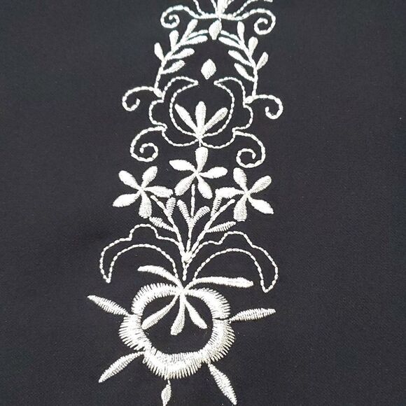 🔹️🔺️Loft Black & White Floral Embroidered Skirt Petite 10 - Picture 3 of 10